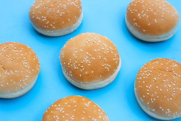 Petits pains à hamburger au sésame sur fond bleu