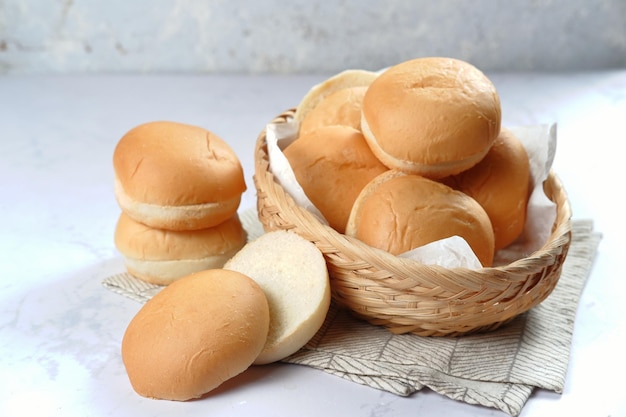 Petits pains à hamburger faits maison frais sur fond blanc