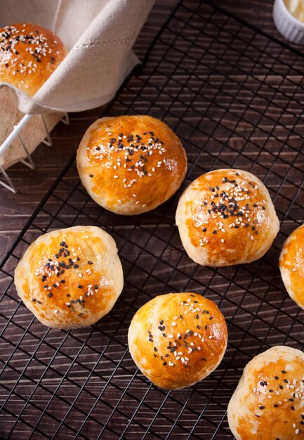 Petits pains à hamburger frais faits maison au sésame.