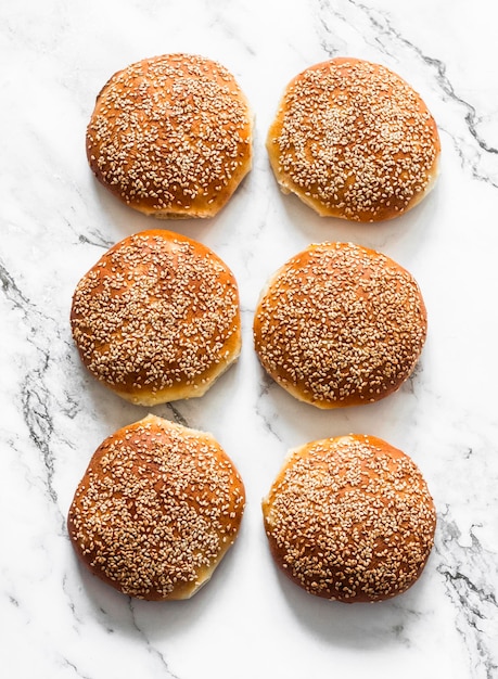 Petits pains à hamburger de pâte de pomme de terre sur une vue de dessus de fond clair