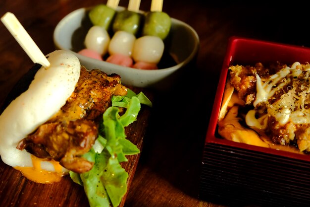 Petits pains Hirata Petits pains cuits à la vapeur japonais remplis de porc chashu tempura karaage Cuisine traditionnelle japonaise