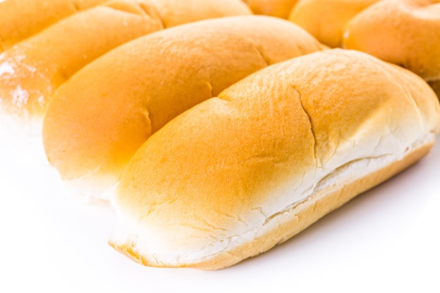 Petits pains à hot-dog fraîchement cuits sur un fond blanc.