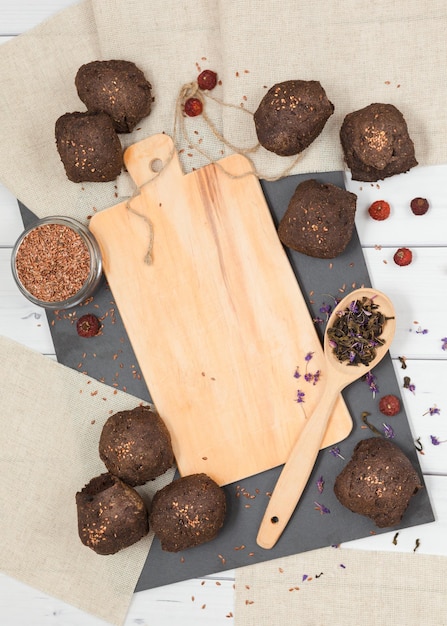 Petits pains de lin faits maison avec des graines de till sans gluten sans la levure des aliments diététiques sains