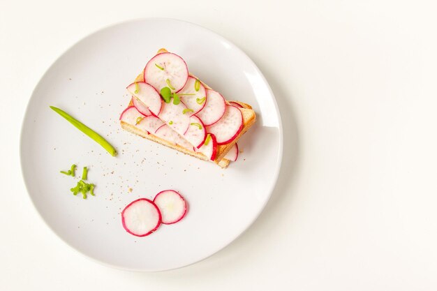 Petits pains de pain croustillant avec radis hachés et herbes Sandwich aux légumes et basilic