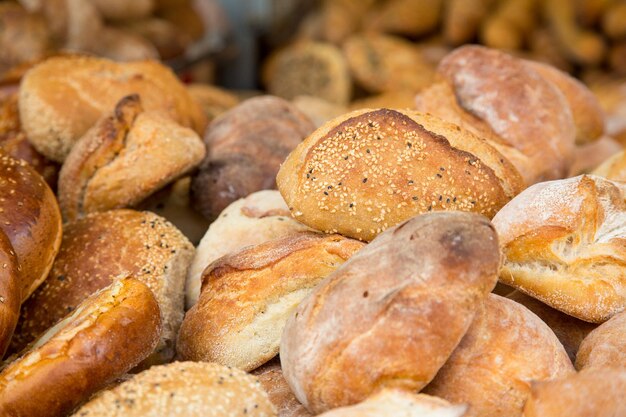 Petits pains et pains frais sur un marché