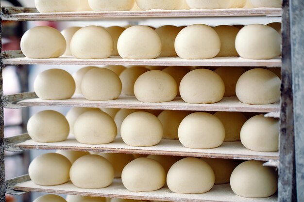 Petits pains de pâte sur l'étagère dans la boulangerie