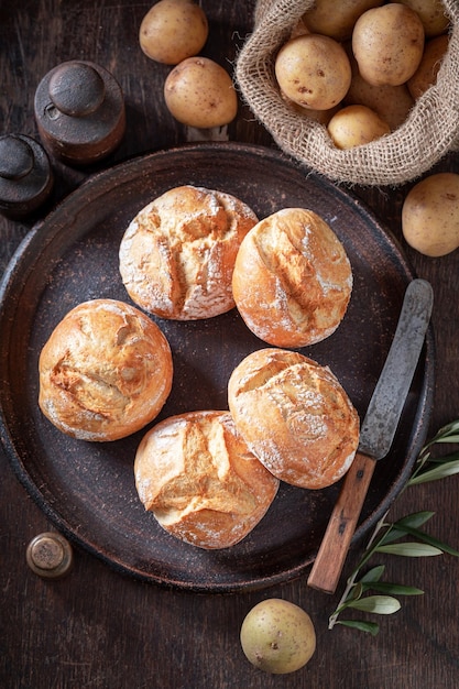 Petits pains de pommes de terre savoureux et frais avec des grains