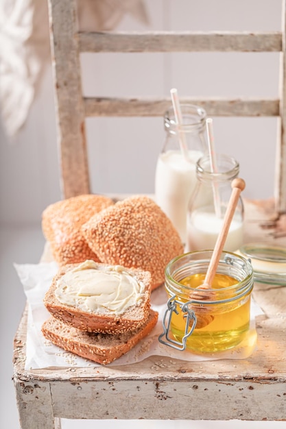 Petits pains sains au miel avec milkshake pour le petit déjeuner