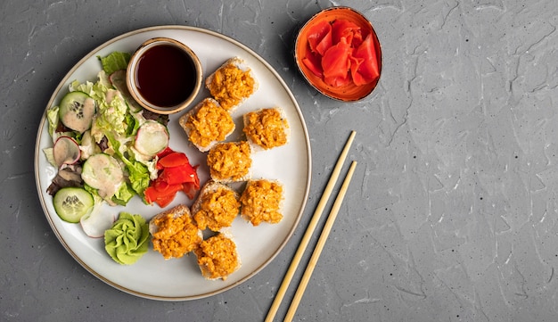 Petits pains et salade de légumes sur une assiette ronde