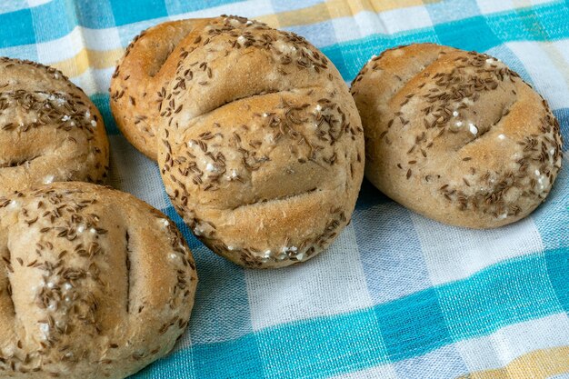 Petits pains saupoudrés de sel et carvi