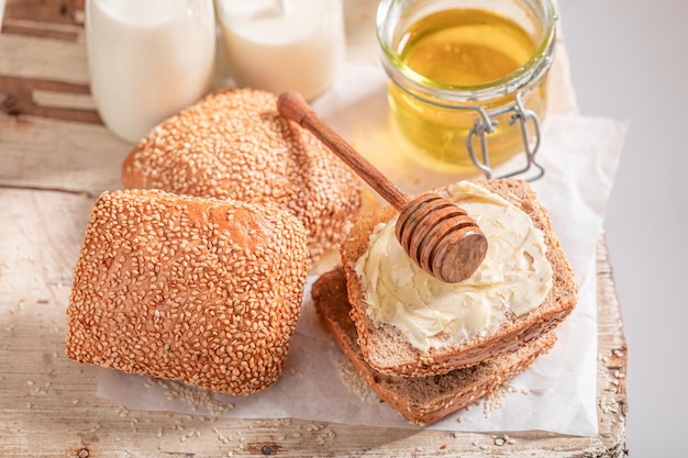 Petits pains savoureux au miel comme source de calcium et de protéines