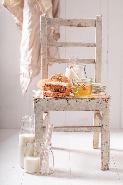 Petits pains savoureux au miel pour le petit déjeuner à la ferme