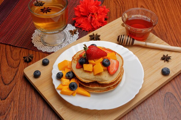 Petits pains servis prêts pour le petit déjeuner Petits pains décorés de fraises