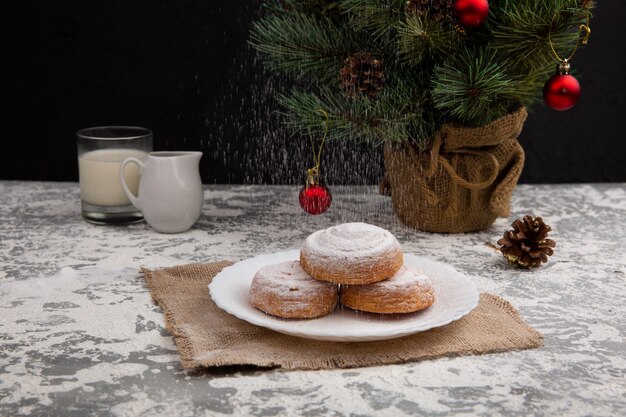 Petits pains sucrés saupoudrés ou cupcakes avec du sucre en poudre