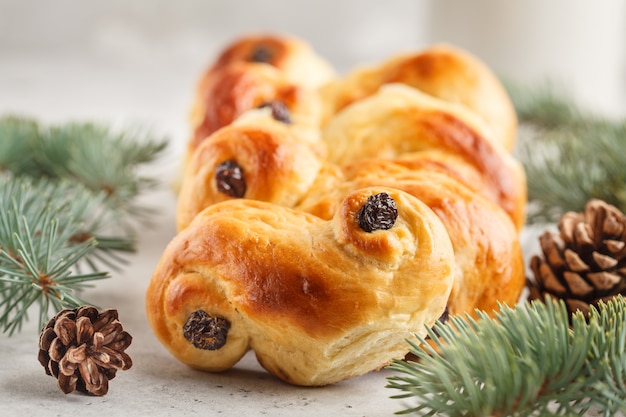 Petits pains suédois de Noël au safran (lussebulle ou lussekatt). Noël suédois.