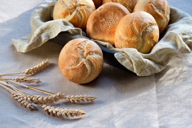 Petits pains de Vienne dans une corbeille à pain sur table