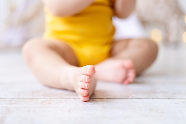 Petits pieds de bébé en bonne santé gros plan doigts de bébé talons de bébé