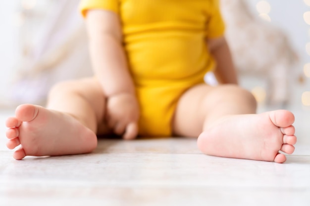 Petits pieds de bébé en bonne santé gros plan doigts de bébé talons de bébé