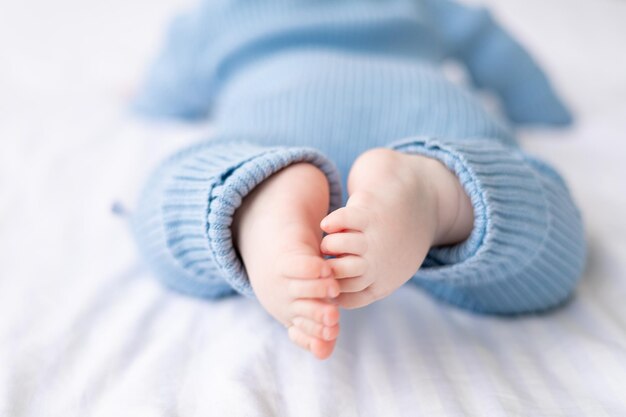 les petits pieds du bébé en gros plan, le concept de la santé des enfants