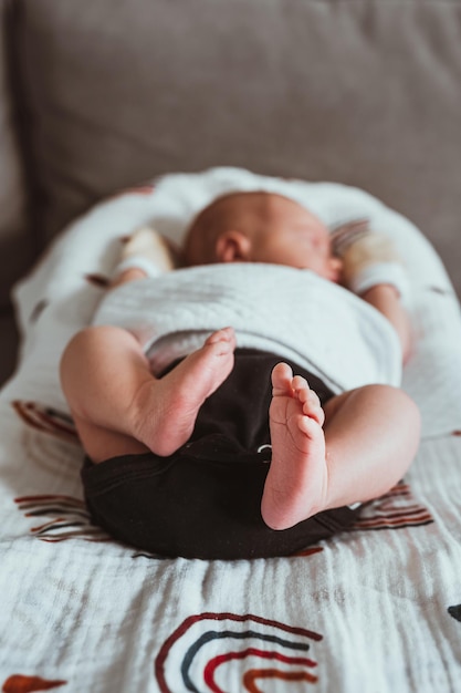 Petits pieds mignons d'un bébé nouveau-né