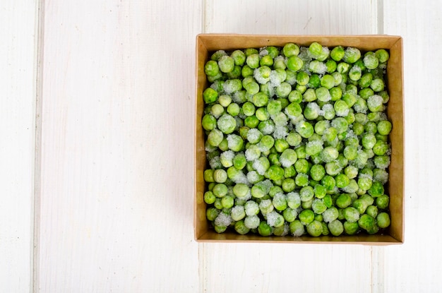 Petits pois surgelés, conservation des vitamines et des légumes. Studio photo