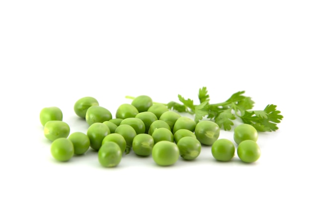 Petits pois verts frais avec des feuilles de coriandre isolés sur fond blanc