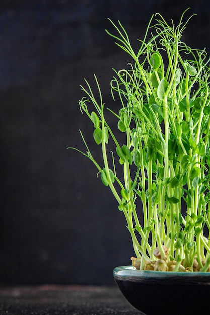 Petits pois verts semis verts repas collation sur la table copie espace nourriture