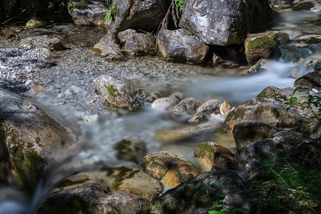 Petits rapides au Val Vertova Torrent Lombardie près de Bergame en Italie