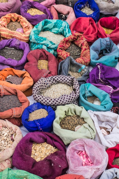 Petits sacs colorés remplis de graines, d'herbes et d'épices sur le marché tibétain de Leh, Ladakh, Inde.