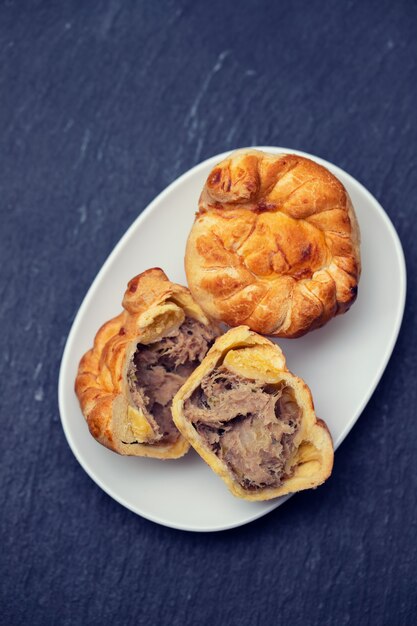 Petits tartes de poulet typiquement portugais et brésilien sur plat blanc