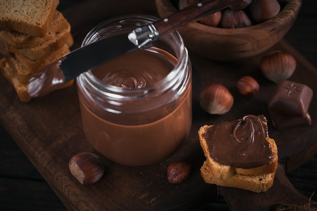 Petits Toasts au chocolat à tartiner aux noisettes sucrées pour le petit déjeuner.