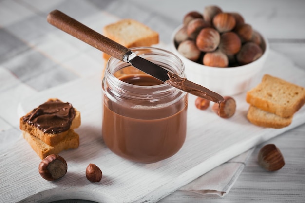 Petits toasts avec une pâte à tartiner au chocolat sucré pour le petit déjeuner