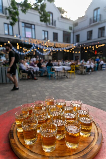 Petits verres remplis de brandy sur un plateau en bois Buffet alcoolisé au café de la rue Coups avec boisson alcoolisée pour le goût