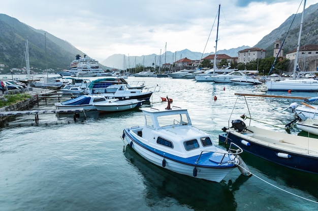 Petits yachts dans la baie