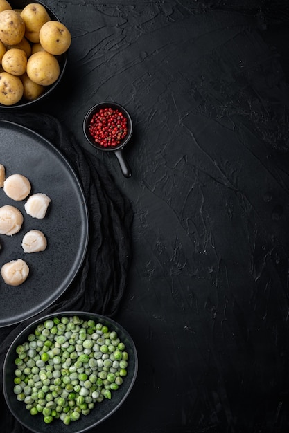 Pétoncles frais crus avec des ingrédients, mise à plat, sur tableau noir