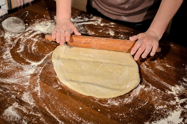 Pétrir la pâte pour la cuisson du pain.