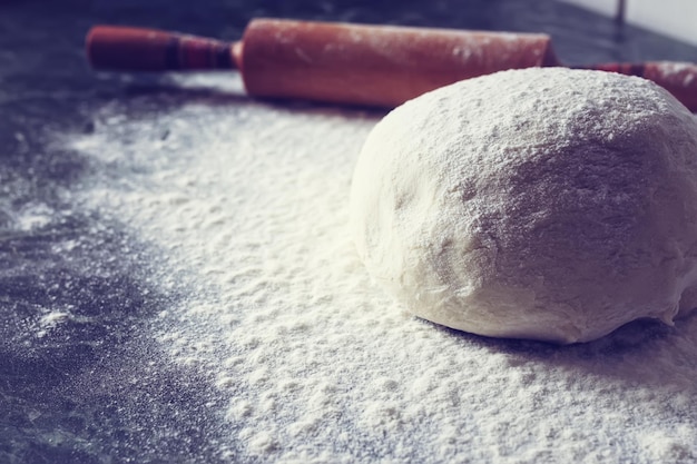 Pétrir la pâte tonique à la farine