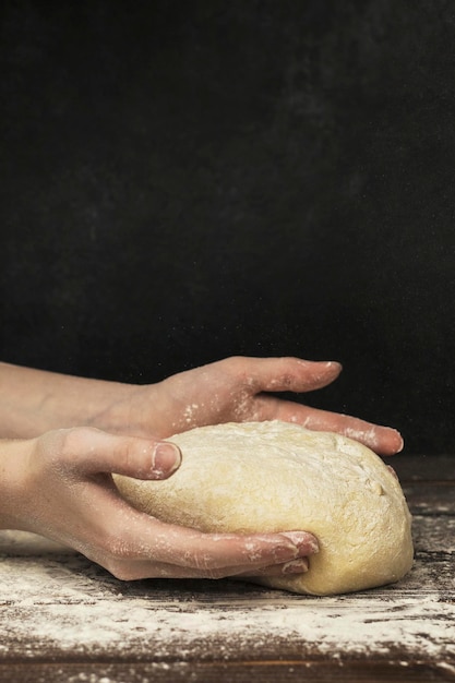 pétrissage de la pâte sur table en bois