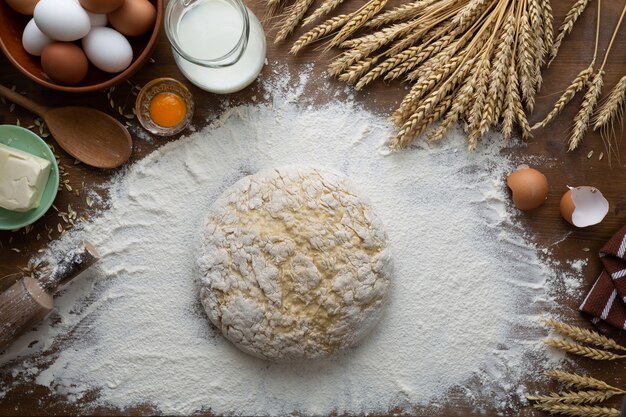 pétrit la pâte dans une boulangerie maison