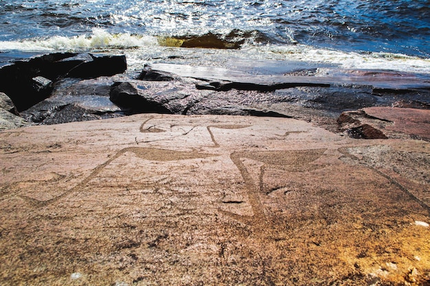 Pétroglyphes antiques sur les rives du lac Onega