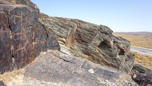 Pétroglyphes sur des corniches rocheuses plates