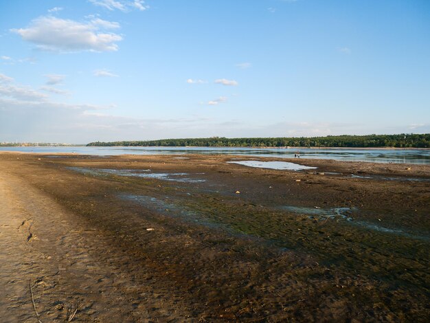 Peu profonde du fleuve Dniepr en raison de la destruction du barrage de Kakhovka