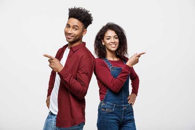 Peuple afro-américain dans des vêtements décontractés en regardant loin et pointez le doigt