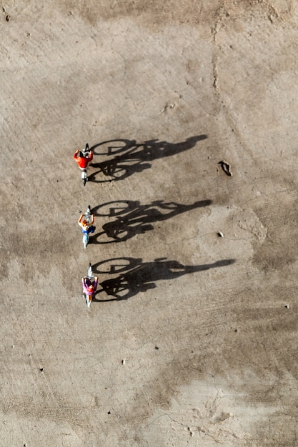 Peuple miniature: voyageurs à vélo