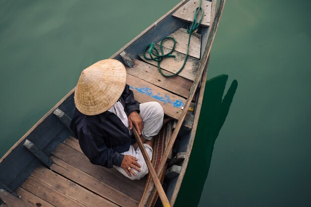 Peuple vietnamien traditionnel dans la ville de Hoi An