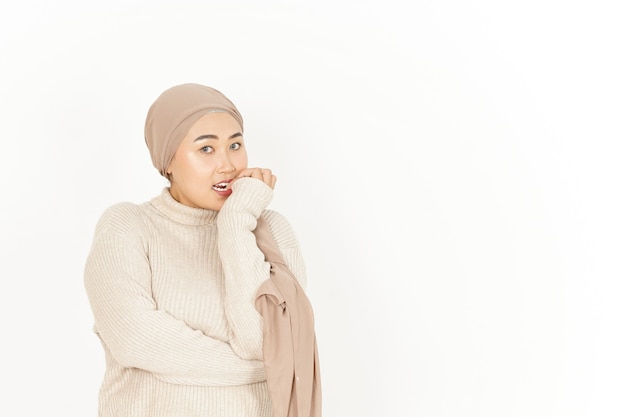 Peur de l'expression du visage de la belle femme asiatique portant le hijab isolé sur fond blanc