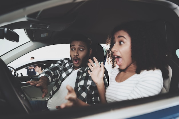 Peur fille crie conduite voiture accident de voiture.