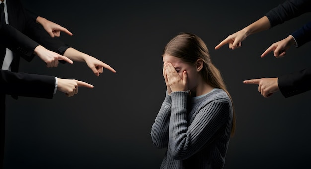 La peur de l'intimidation et les mains pointant vers la fille effrayée triste et pleurant pour de l'aide du stress