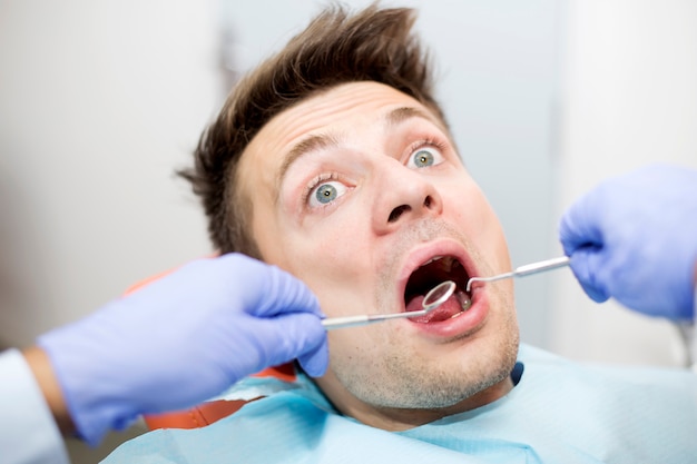 Peur, jeune homme, chez, dentiste