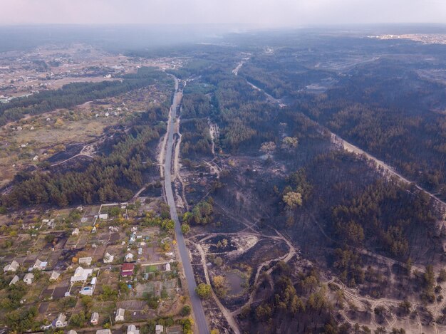 Pfoto aérien avec drone de maisons détruites après l'incendie en Ukraine